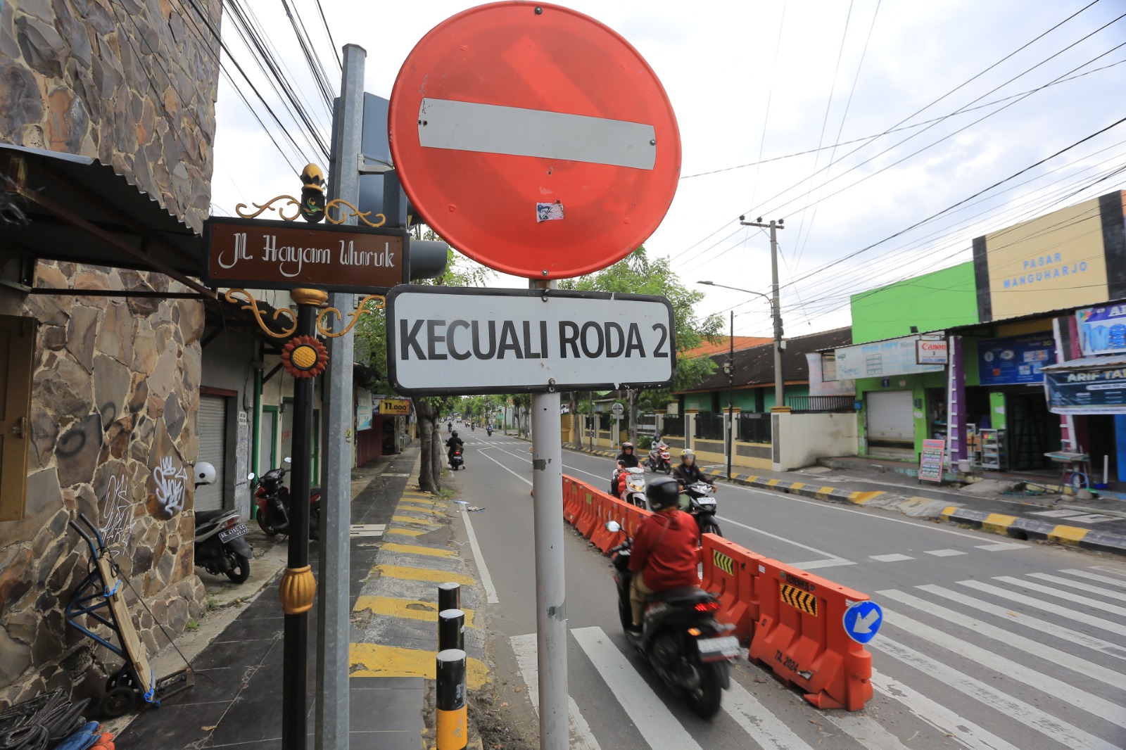 Dishub Kota Madiun menyiapkan rekayasa lalu lintas saat arus mudik Lebaran dengan membuka dua arah Jalan Hayam Wuruk. BAGAS BIMANTARA/RADAR MADIUN