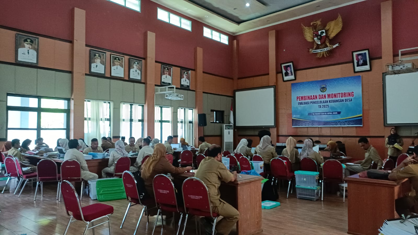 Inspektorat Pacitan melakukan evaluasi pengelolaan keuangan desa tahun anggaran 2025 di seluruh desa untuk memastikan penggunaan dana desa sesuai aturan. NUR CAHYONO/RADAR PACITAN