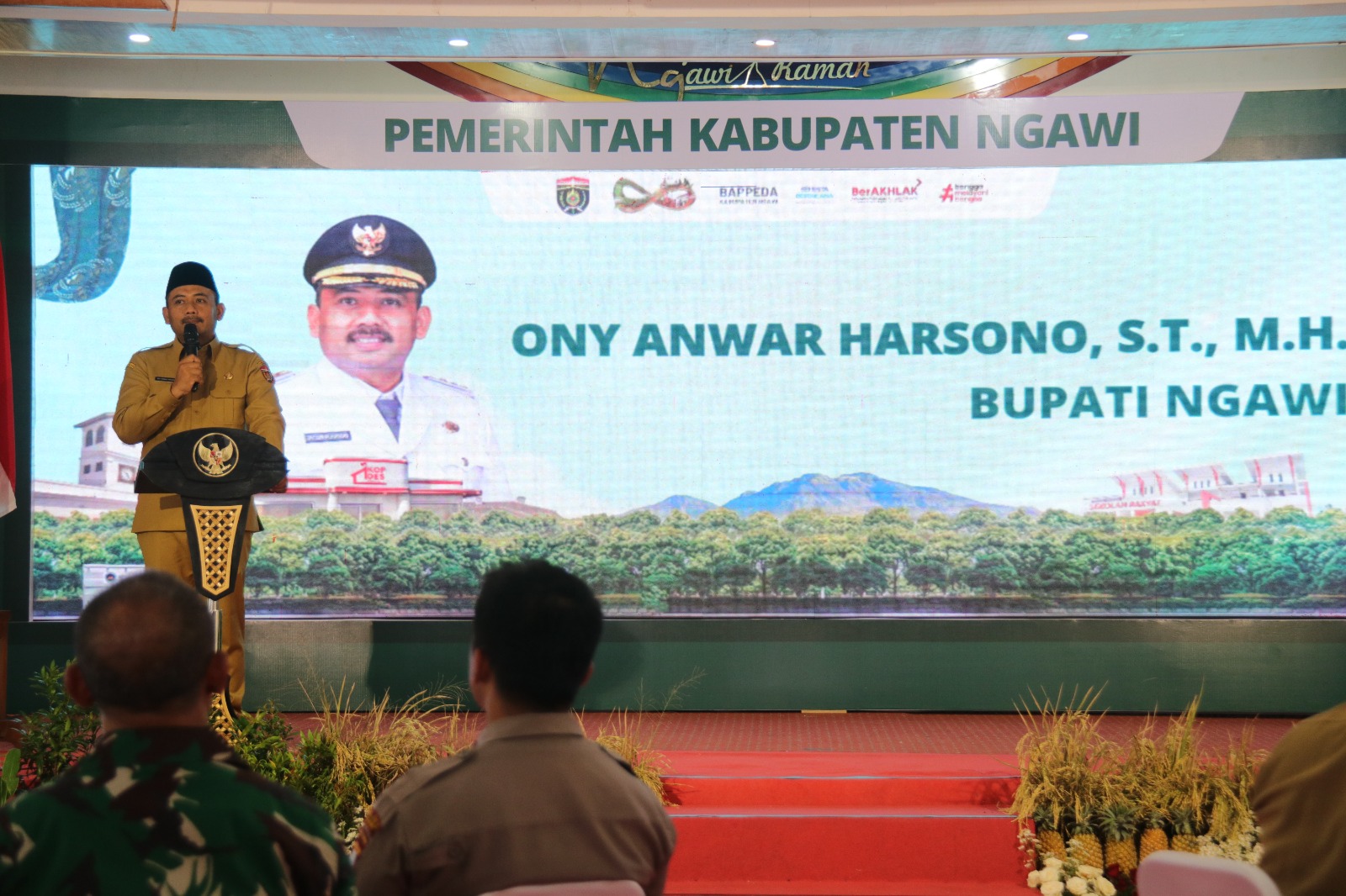 Bupati Ngawi Ony Anwar Harsono meluncurkan Dashboard Executive Satu Data Ngawi saat Musrenbang RKPD 2027 di Pendapa Wedya Graha. ASEP SYAEFUL/RADAR NGAWI