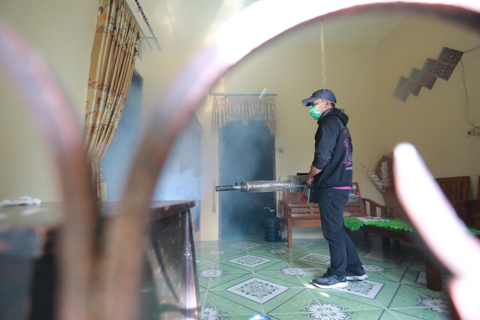 Petugas melakukan fogging fokus di Kelurahan Patihan, Kota Madiun, setelah ditemukan kasus DBD di wilayah tersebut. FOTO: BAGAS BIMANTARA/RADAR MADIUN