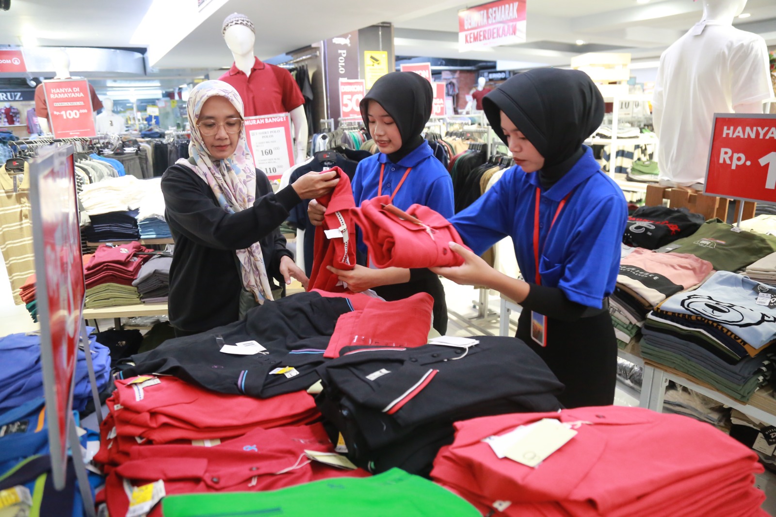 Ilustrasi pekerja di Kota Madiun yang akan menerima tunjangan hari raya (THR) menjelang Idul Fitri. BAGAS BIMANTARA/RADAR MADIUN