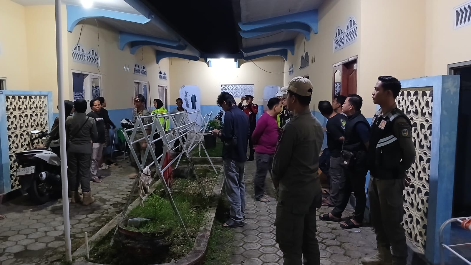 Petugas gabungan melakukan razia rumah kos di Kecamatan Pacitan untuk menjaga ketertiban selama Ramadan. FOTO: ISTIMEWA