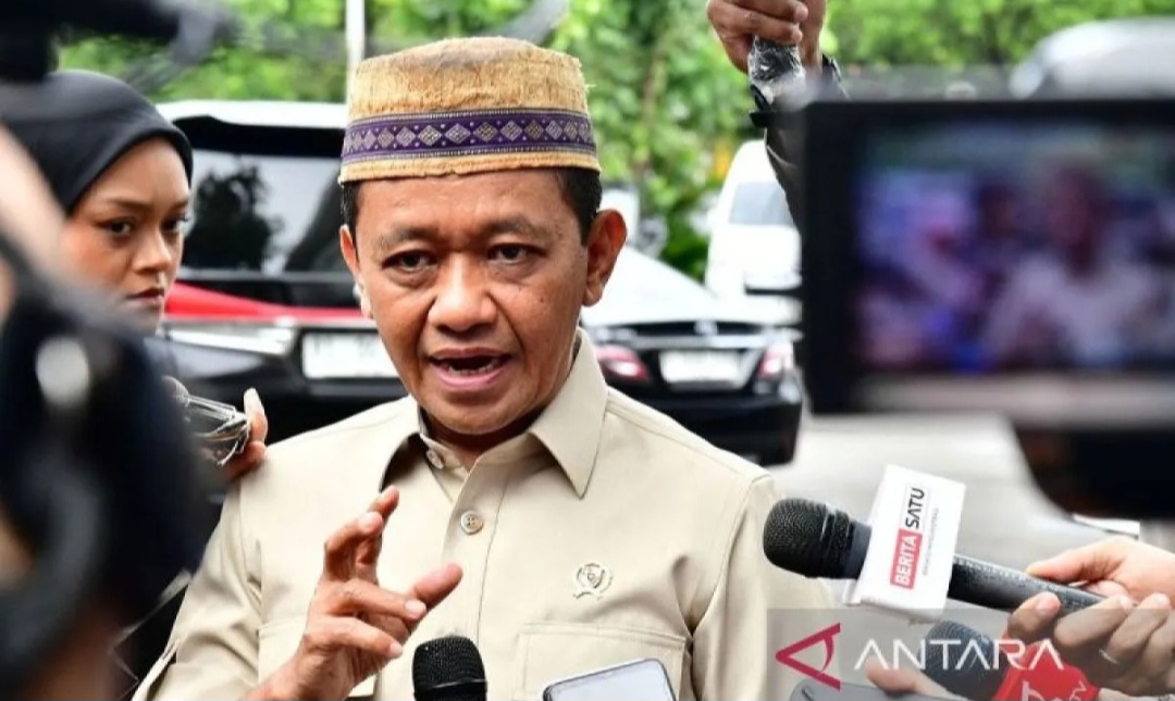 Bahlil Lahadalia memastikan harga BBM subsidi tidak naik hingga Lebaran 2026.