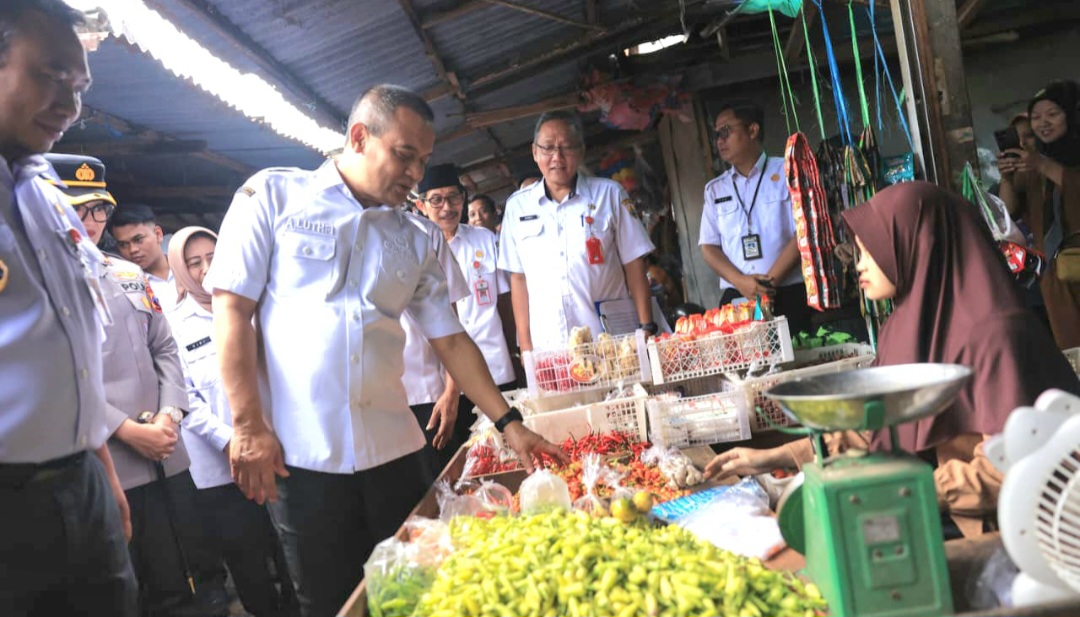 Gubernur Jawa Tengah, Ahmad Luthfi saat meninjau pasar tradisional.