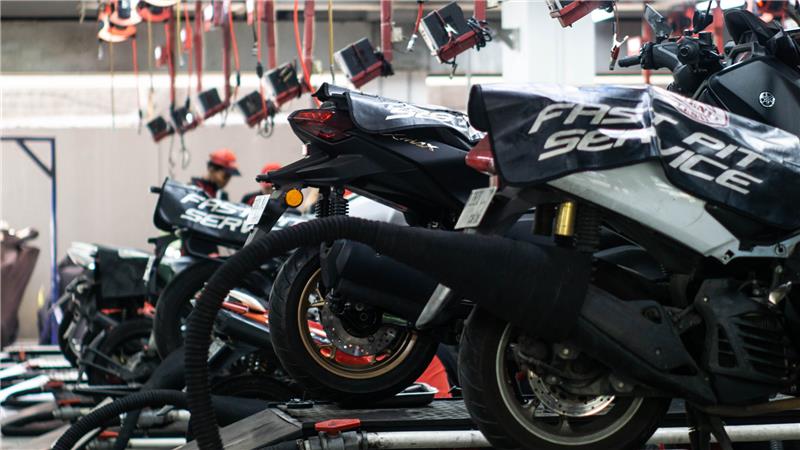 Ilustrasi servis sepeda motor Yamaha.