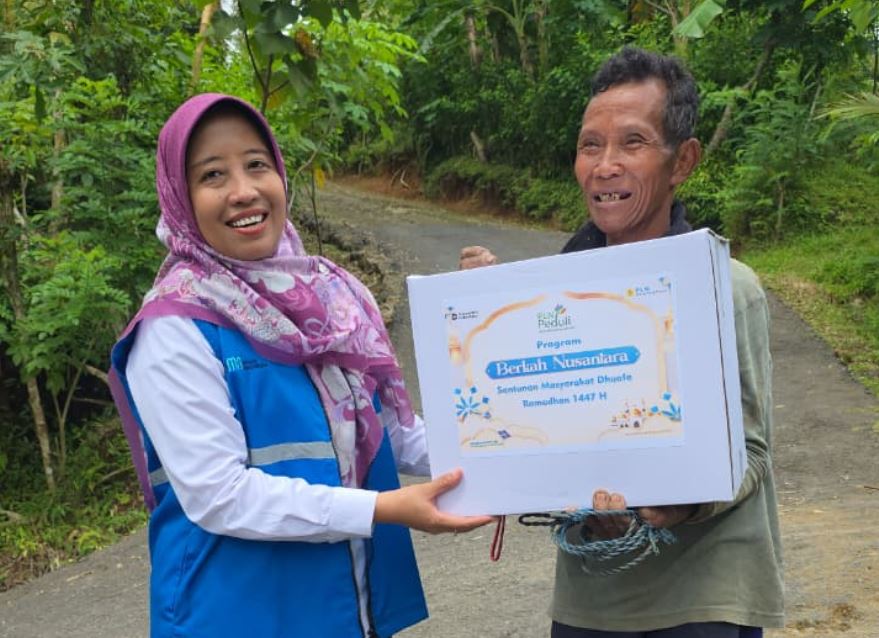 PLN Nusantara Power UP Pacitan salurkan 100 paket sembako untuk warga Sudimoro.