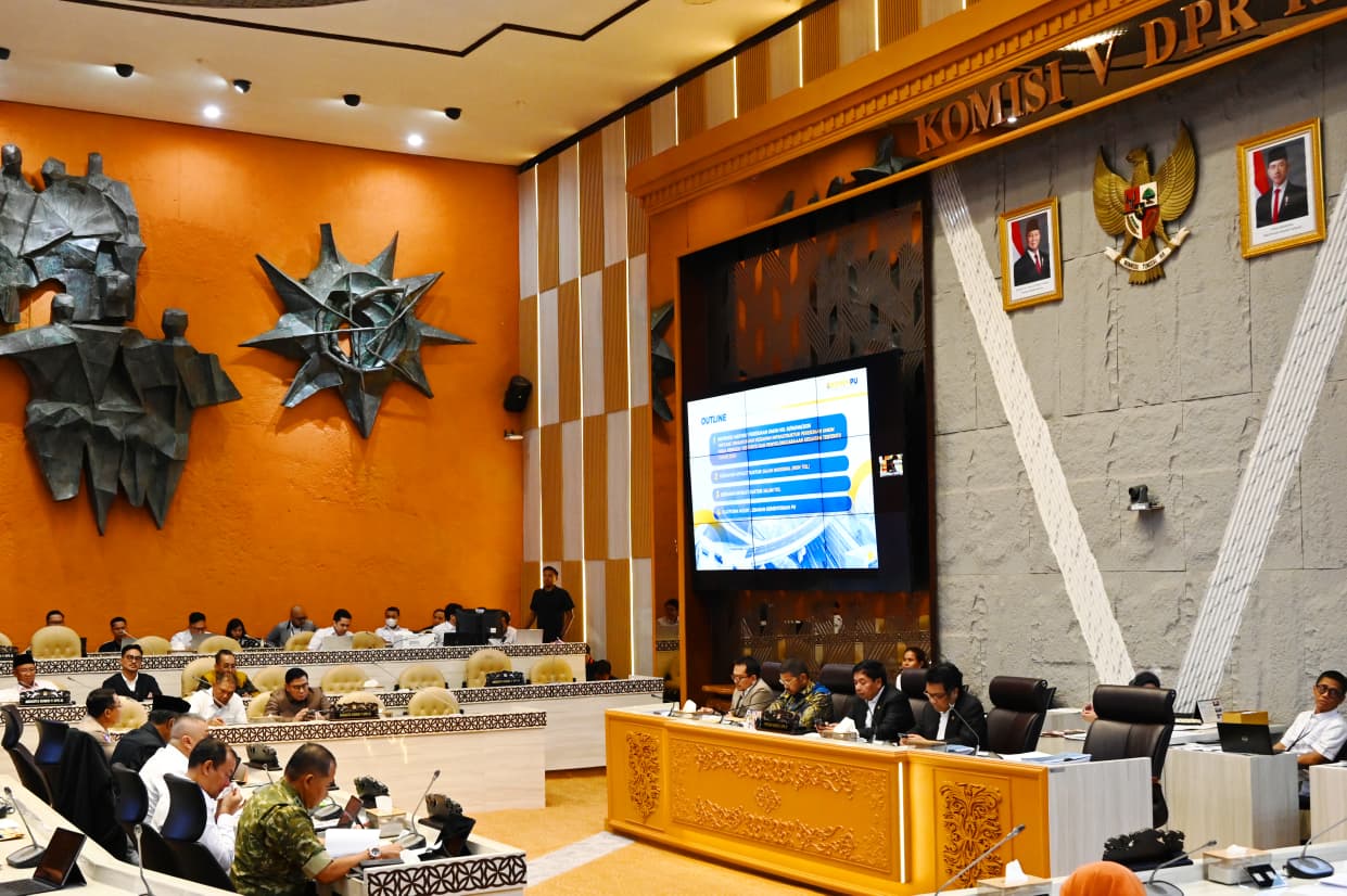 Menhub saat menjelaskan skenario pengamanan arus mudik 2026 di Gedung DPR untuk menghadapi 143 juta pemudik. (Foto: KemenHub RI)