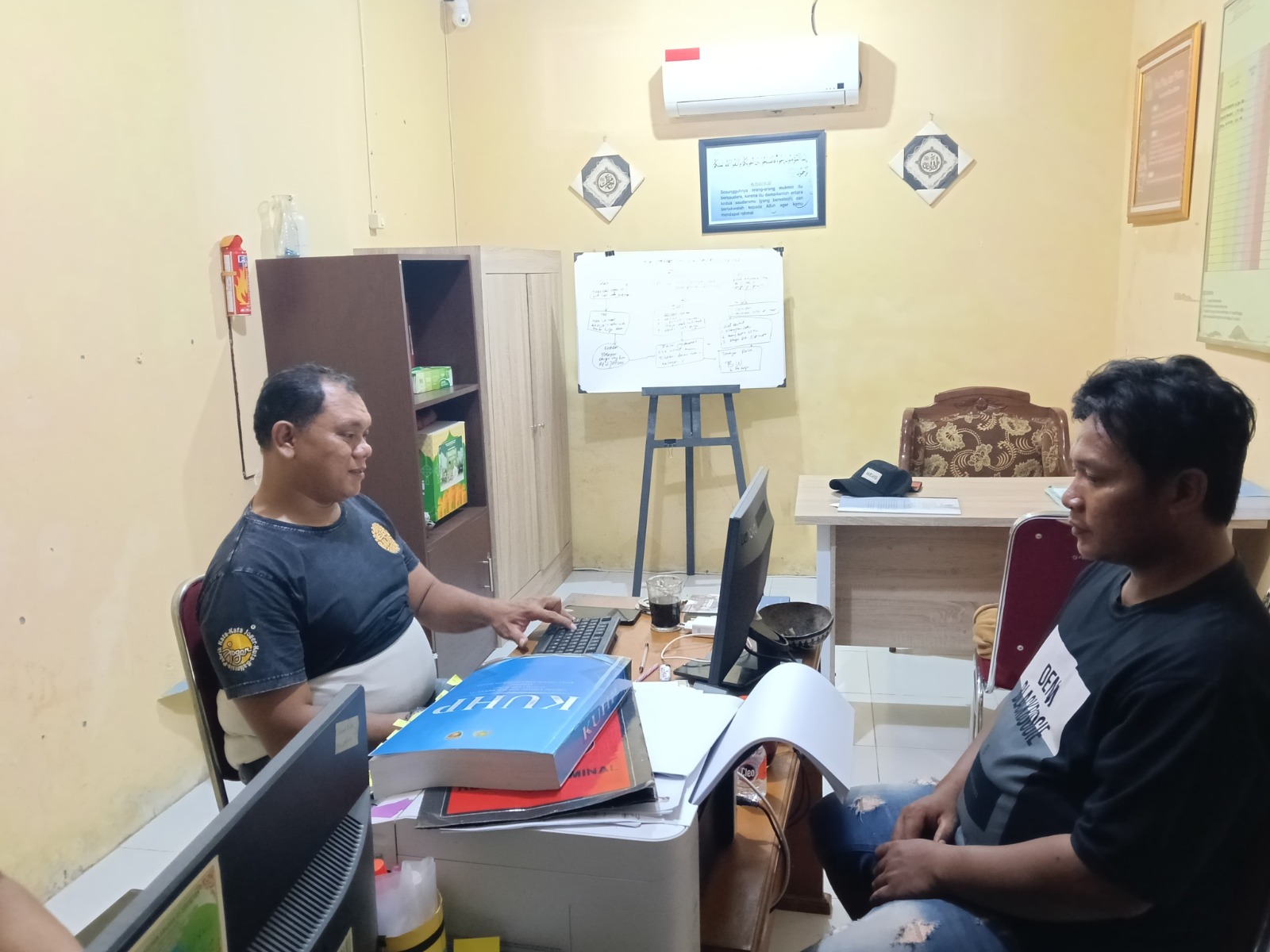 Bayu Wibowo Prasetyo saat dimintai keterangan oleh petugas kepolisian terkait kasus pencurian uang di toko LA Mart Pacitan. FOTO: NUR CAHYONO/RADAR PACITAN