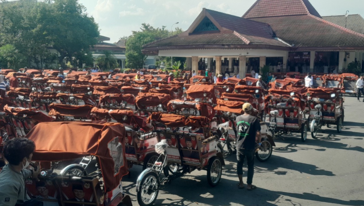 Ratusan becak listrik bantuan Presiden Prabowo Subianto diserahkan kepada pengemudi becak di halaman Pendapa Wedya Graha, Ngawi. ASEP SYAEFUL/RADAR NGAWI