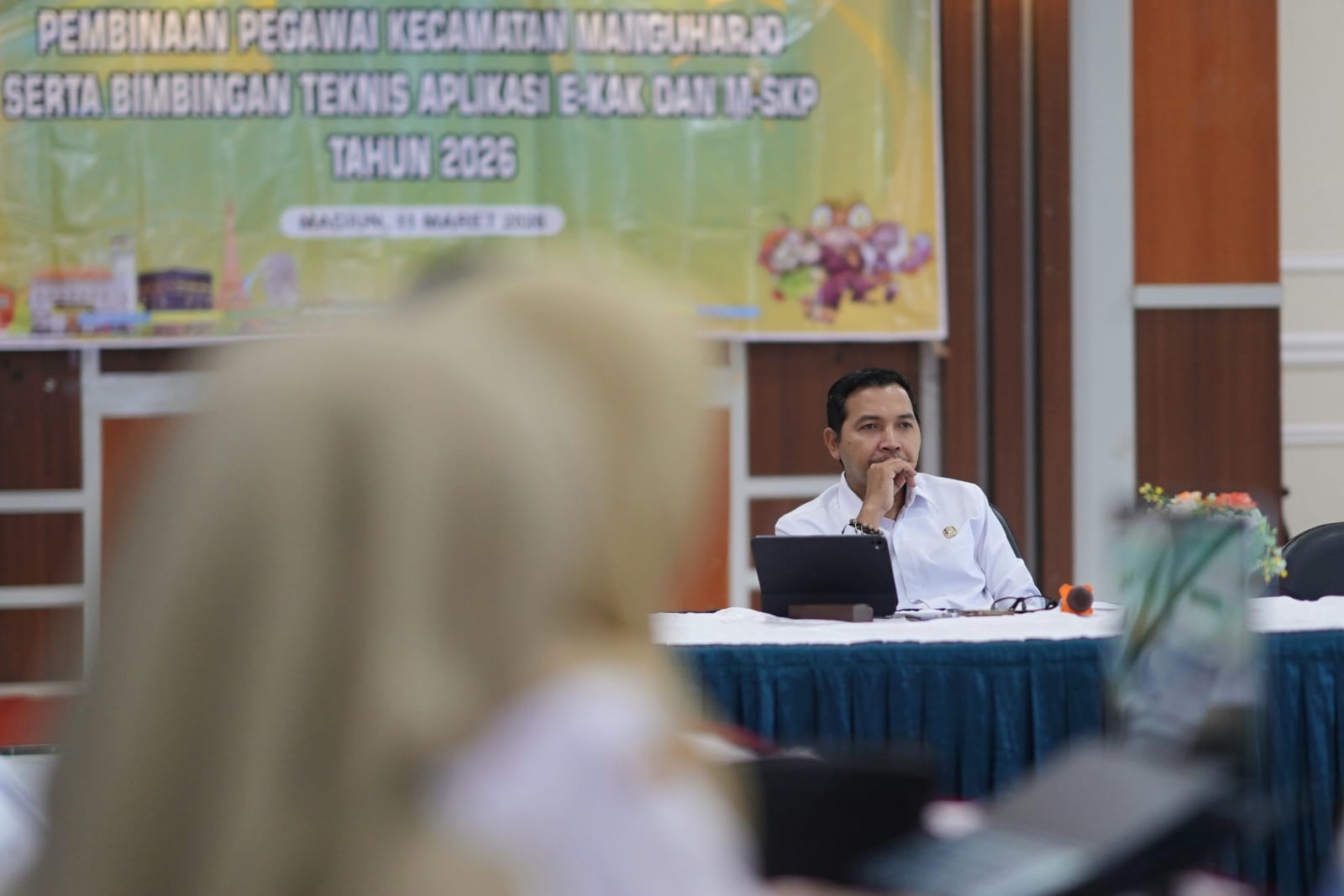 Plt Wali Kota Madiun F. Bagus Panuntun memberikan pembinaan ASN Kecamatan Manguharjo terkait penguatan peran kelurahan dalam pembangunan daerah. FOTO: DISKOMINFO KOTA MADIUN