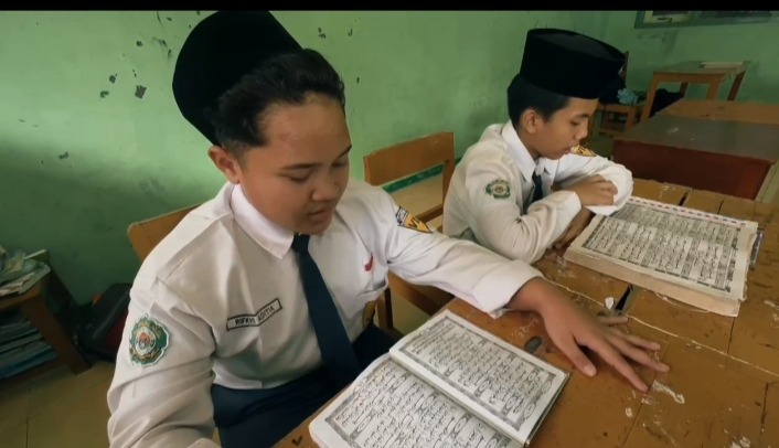 Siswa membaca Al Quran dalam kegiatan pembelajaran keagamaan di sekolah di Pacitan. DOK RADAR NGAWI