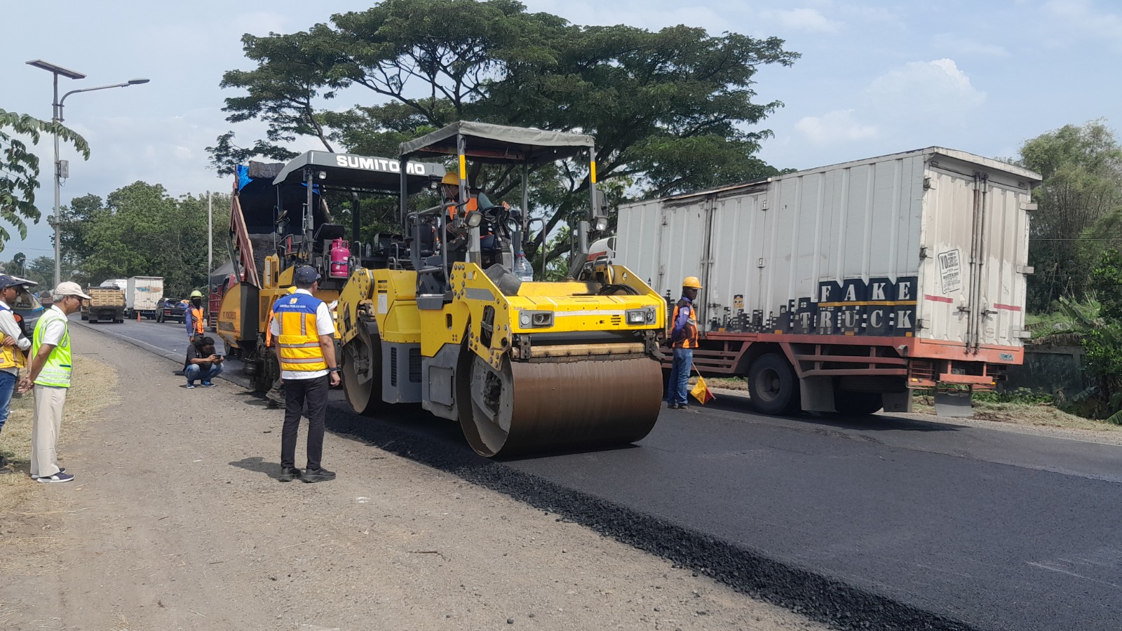 Petugas BBPJN Jawa Timur&ndash;Bali memperbaiki jalan nasional ruas Ngawi&ndash;Solo menjelang arus mudik Lebaran. ASEP SYAEFUL/RADAR NGAWI