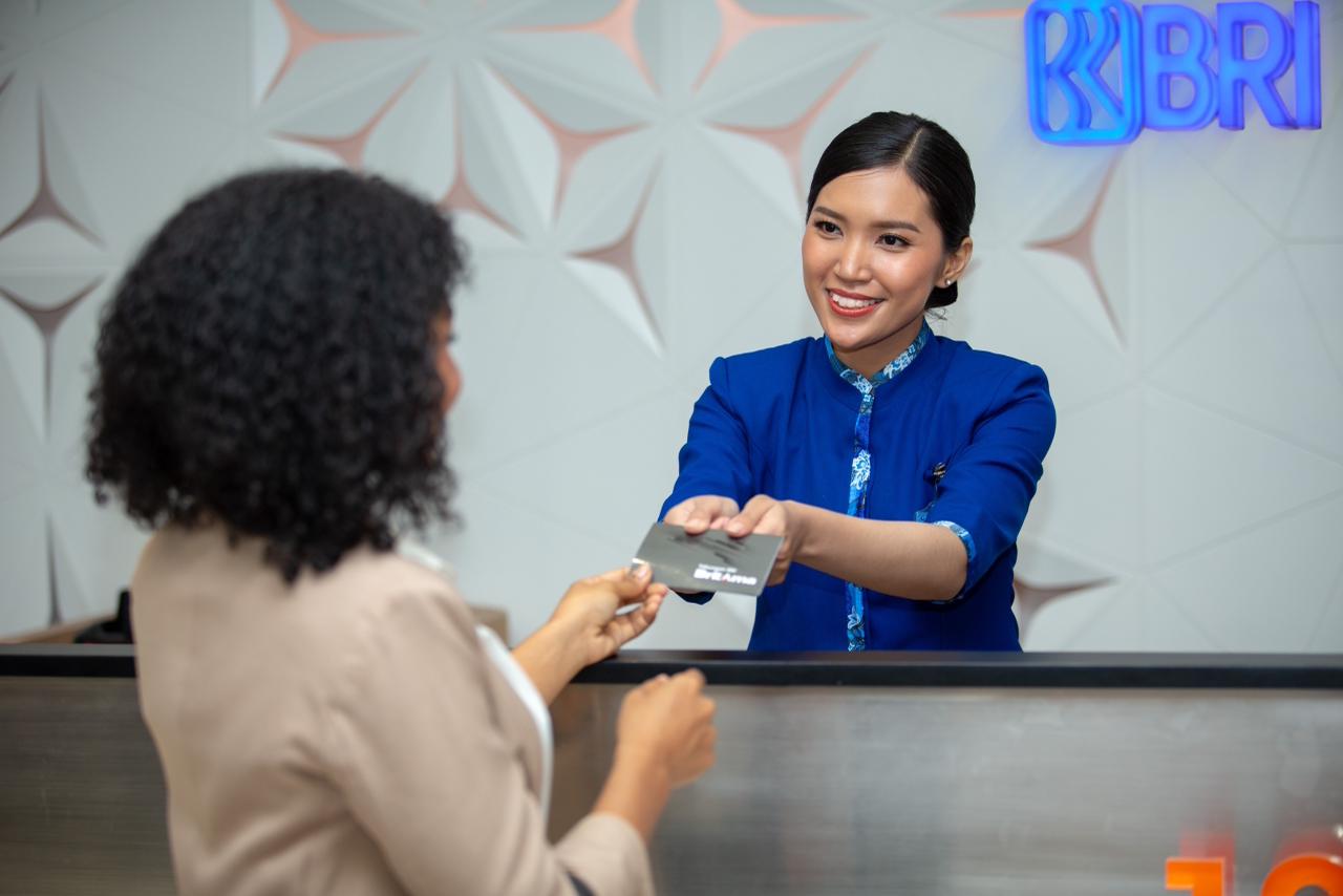 Nasabah melakukan transaksi di kantor cabang BRI. Bank BRI memastikan layanan tetap tersedia selama libur Lebaran.