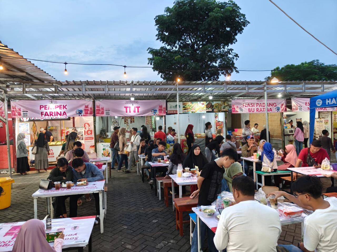Suasana Bazaar Al-Madinah di kawasan Masjid Al-Akbar Surabaya yang ramai dikunjungi masyarakat selama Ramadan. FOTO: PERTAMINA PATRA NIAGA