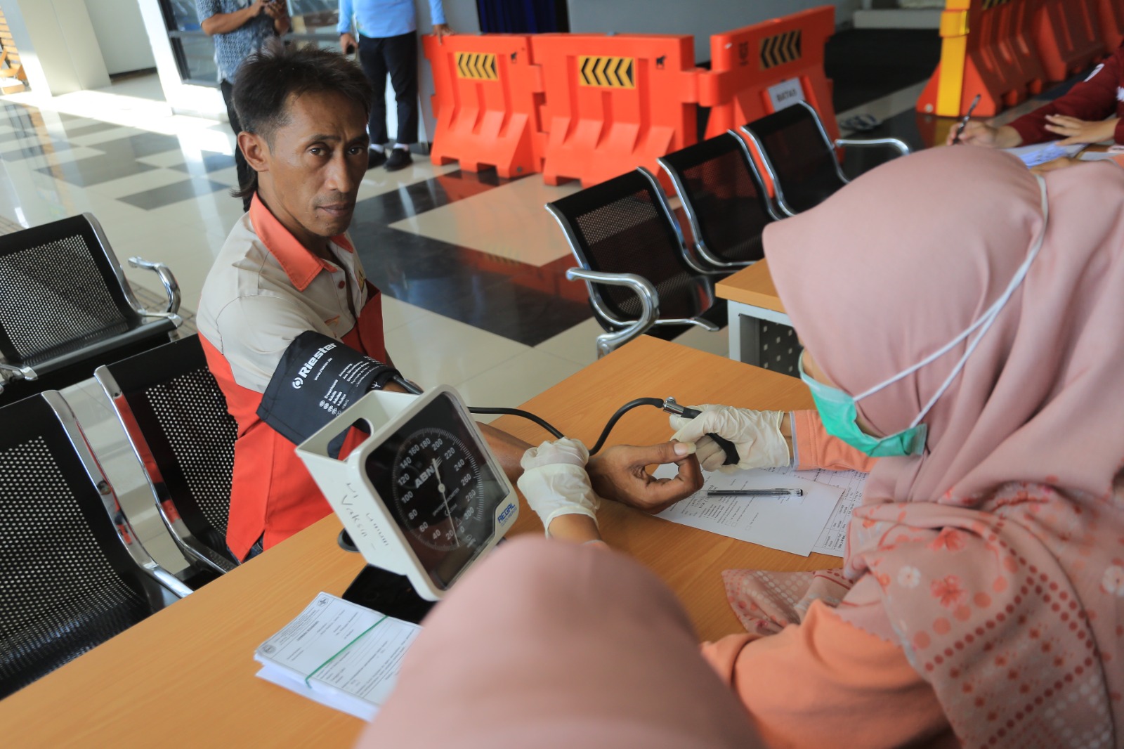 Petugas kesehatan memeriksa sopir bus AKAP dan melakukan tes urine di Terminal Purbaya Madiun menjelang arus mudik Lebaran. BAGAS BIMANTARA/RADAR MADIUN