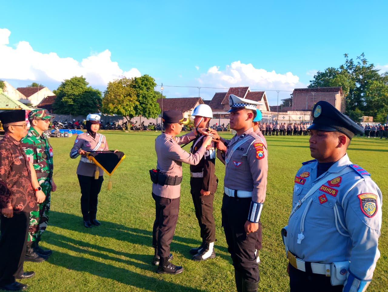 Personel gabungan mengikuti apel gelar pasukan Operasi Ketupat 2026 di Kabupaten Madiun. LODITYA FERNANDES/RADAR MADIUN