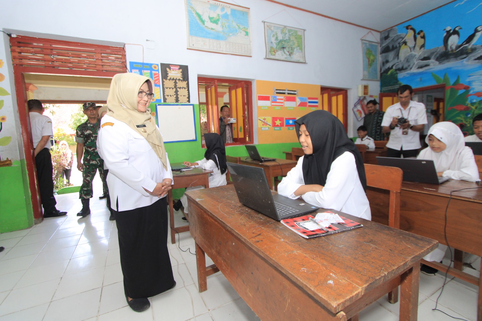 Bupati Magetan Nanik Endang Rusminiarti memantau simulasi Tes Kemampuan Akademik (TKA) di SDN Karangrejo Kawedanan. AJI PUTRA/RADAR MAGETAN