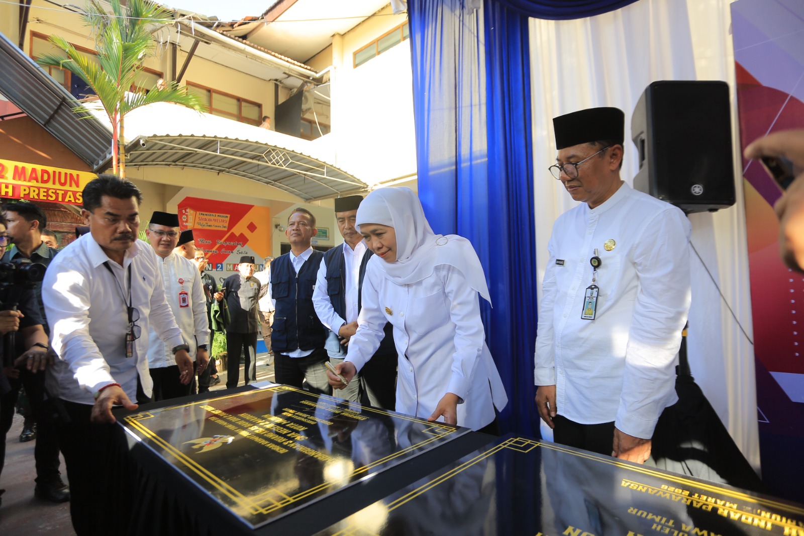 Gubernur Jatim Khofifah Indar Parawansa meresmikan revitalisasi sarana pendidikan di SMAN 2 Madiun. BAGAS BIMANTARA/RADAR MADIUN