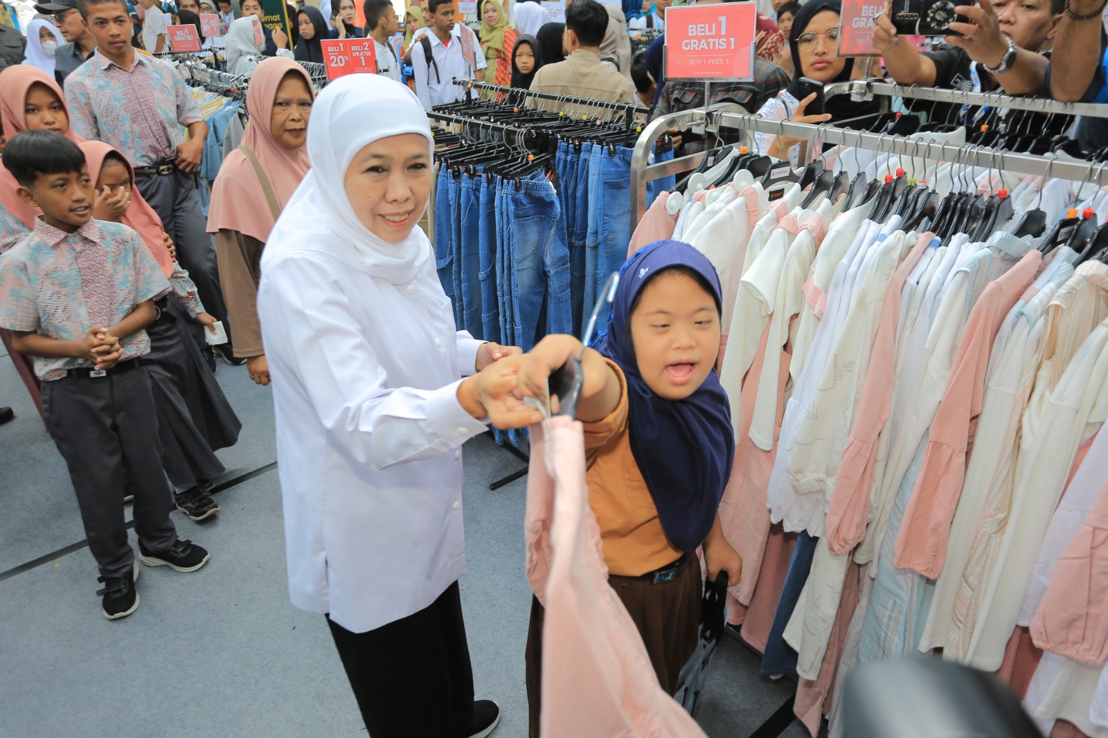 Gubernur Jatim Khofifah Indar Parawansa mendampingi siswa SLB memilih pakaian Lebaran di Sun City Festival Madiun. BAGAS BIMANTARA/RADAR MADIUN