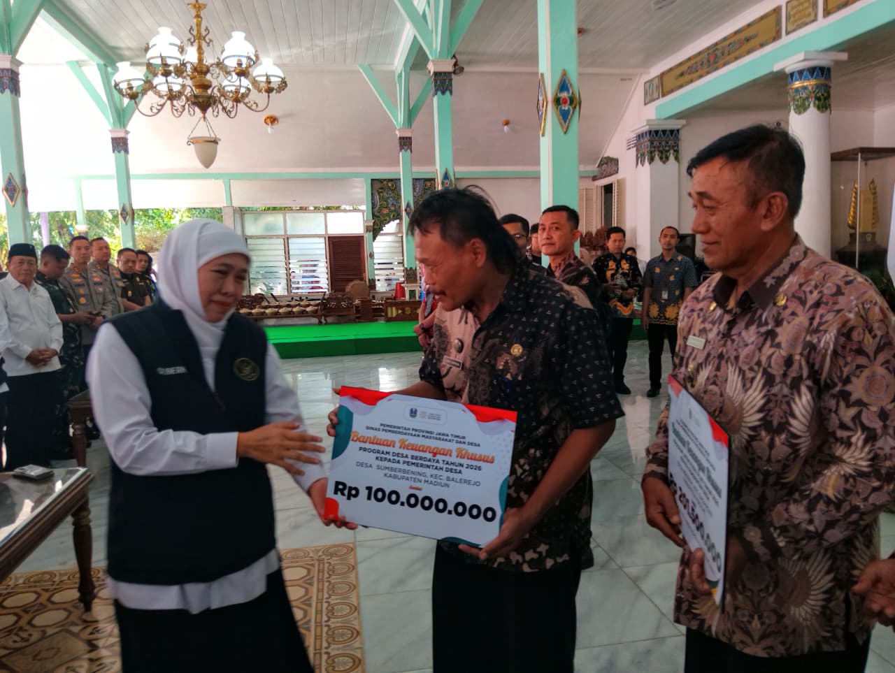 Gubernur Jatim Khofifah Indar Parawansa menyalurkan bantuan sosial kepada warga Kabupaten Madiun menjelang Lebaran. LODITYA FERNANDES/RADAR MADIUN