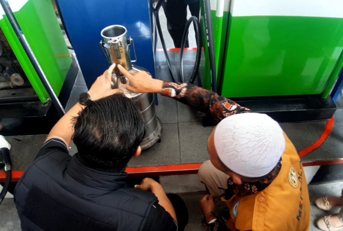 Petugas Satgas Ramadan&ndash;Idul Fitri Pertamina memeriksa ketersediaan BBM di salah satu SPBU di Ngawi menjelang arus mudik Lebaran 2026. ASEP SYAEFUL/RADAR NGAWI