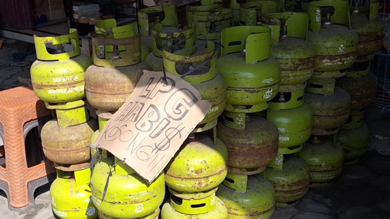 Tumpukan tabung elpiji tiga kilogram yang kosong di wilayah Kedunggalar, Ngawi, saat pasokan gas melon mulai langka menjelang Lebaran. ASEP SYAEFUL/RADAR NGAWI