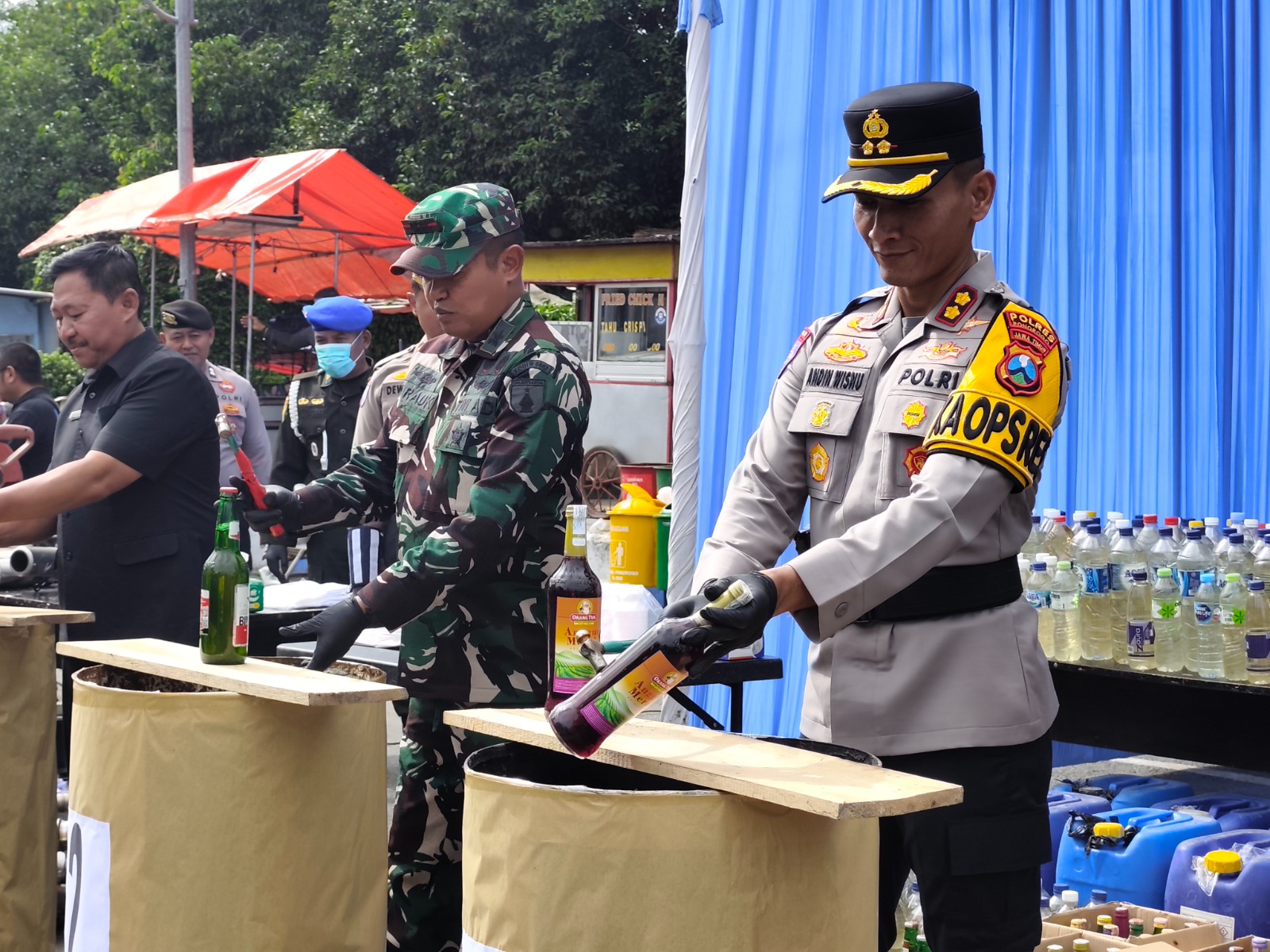 Polres Ponorogo memusnahkan ratusan liter arjo dan ribuan pil koplo hasil Operasi Pekat Ramadan di Paseban Alun-alun Ponorogo. SUGENG DWI N/RADAR PONOROGO