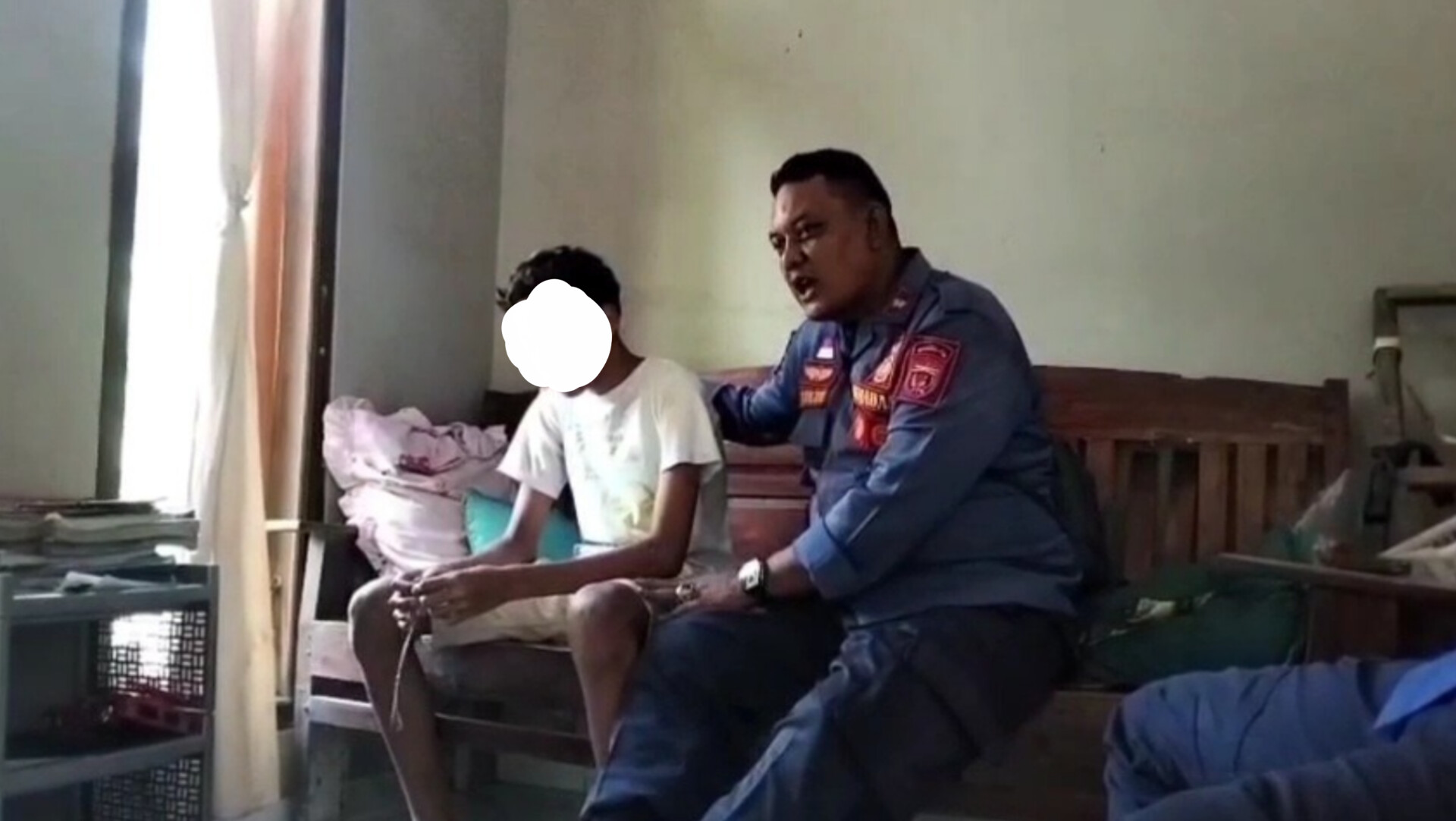 Petugas Damkar Ngawi memberikan nasihat kepada seorang remaja yang kecanduan membuat petasan di Desa Jeblogan, Paron. FOTO: ISTIMEWA