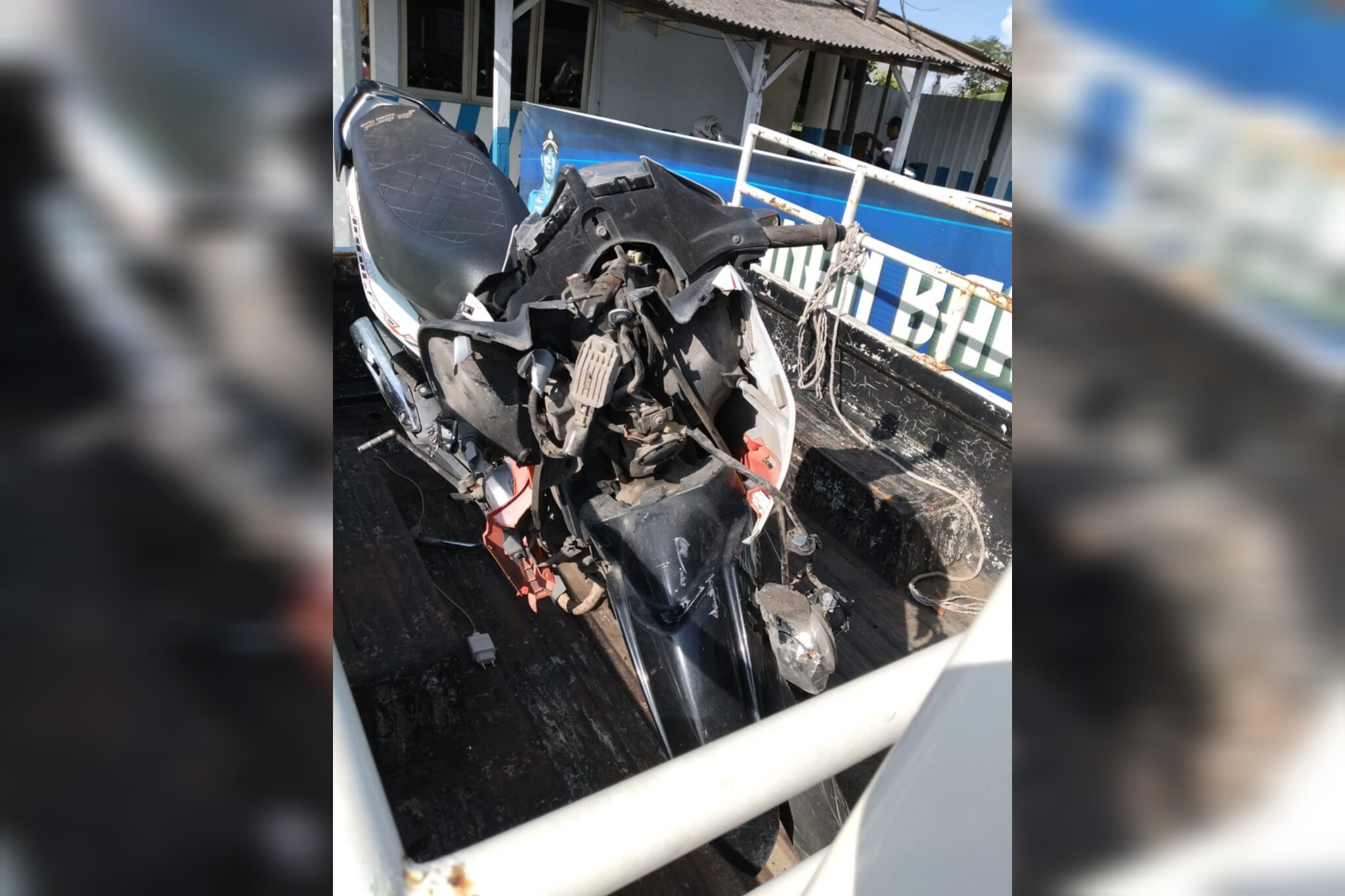 Petugas Satlantas Polres Madiun melakukan olah TKP kecelakaan motor dan dump truk di ruas Pagotan&ndash;Nglandung. FOTO: ISTIMEWA