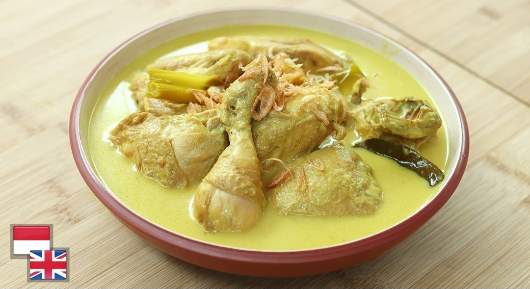 Resep opor ayam kuning ala Devina Hermawan yang gurih dan lembut.