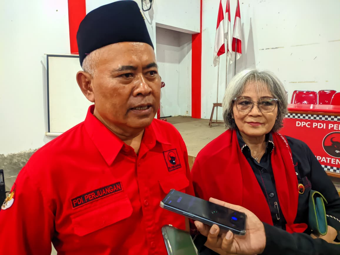 Ketua DPC PDIP Kabupaten Madiun Fery Sudarsono didampingi Wakil Ketua Bidang Ketenagakerjaan dan Jaminan Sosial DPD PDIP Jatim Sulistyorini.