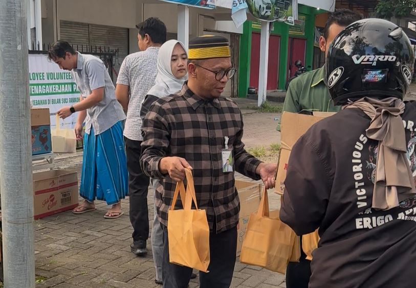 Staf BPJS Ketenagakerjaan membagikan ratusan paket takjil di Pacitan.