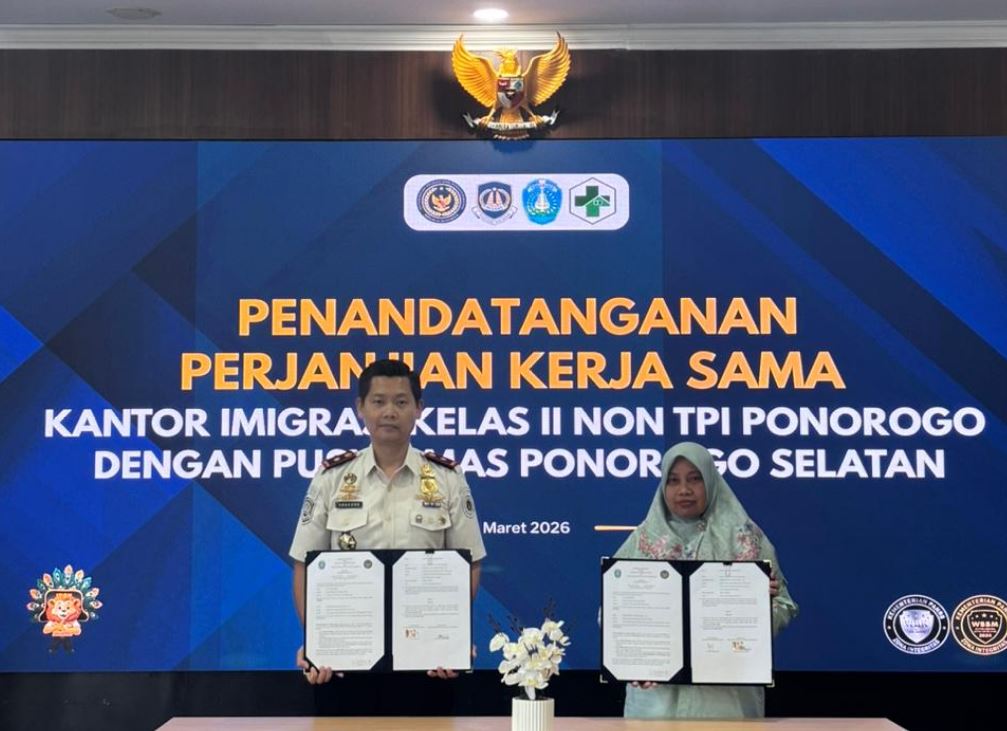 Kepala Kantor Imigrasi Ponorogo, Anggoro Widy Utomo bersama Kepala Puskesmas Ponorogo Selatan, dr. Ani Damayanti menandatangani Perjanjian Kerja Sama dalam penerapan Kesehatan dan Keselamatan Kerja.