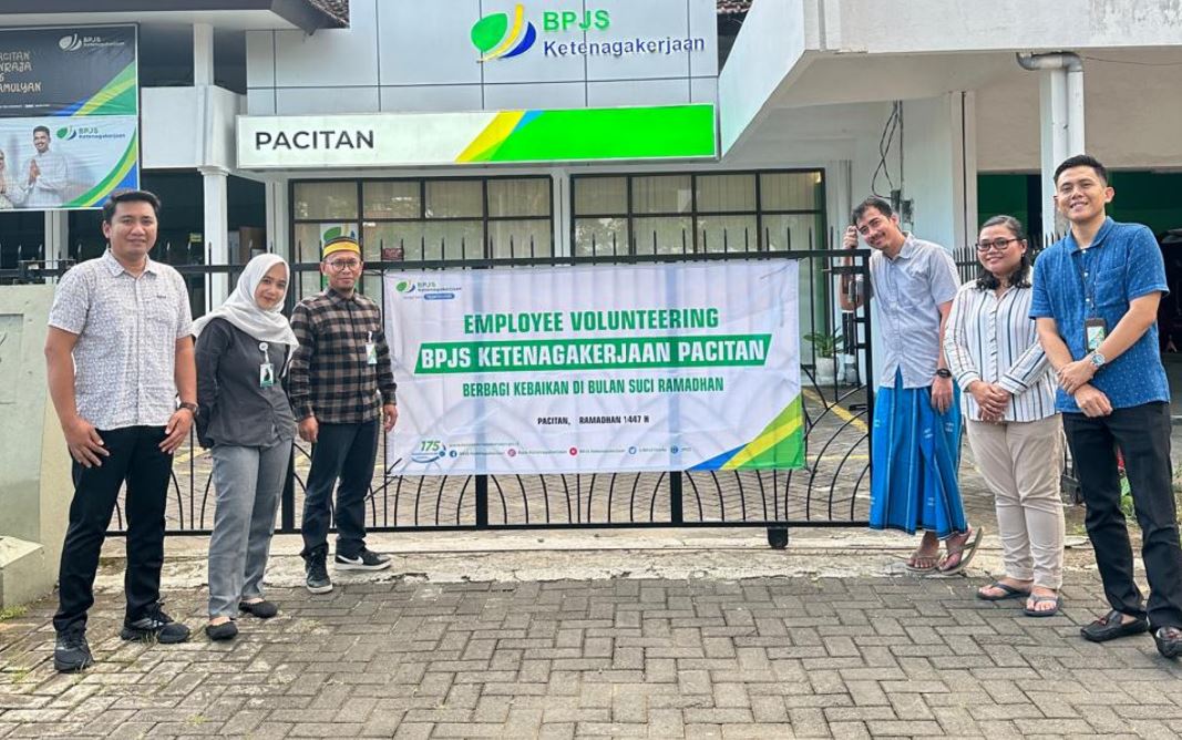 Staf BPJS Ketenagakerjaan membagikan ratusan paket takjil di Pacitan.