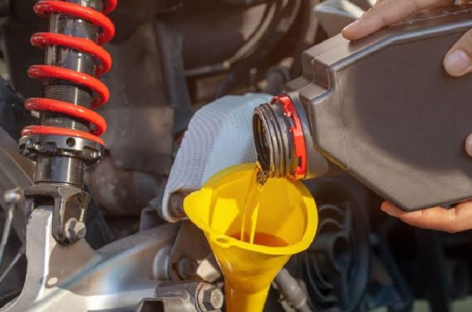 Kenali tanda oli motor sudah rusak agar mesin tetap awet dan performa tetap optimal.