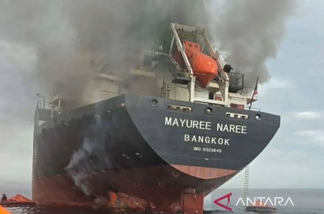Kebakaran terjadi di sebuah kapal kargo Thailand setelah dihantam di Selat Hormuz pada 11 Maret 2026. 