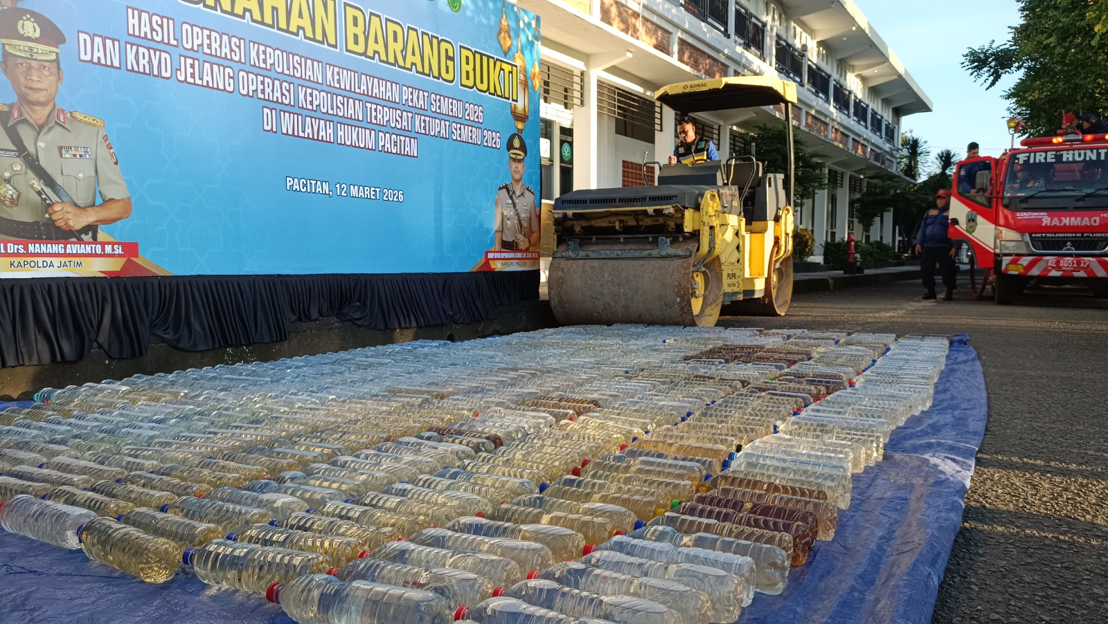 Ratusan botol miras hasil Operasi Pekat Semeru 2026 dimusnahkan menggunakan tandem roller di halaman Pendapa Pacitan. NUR CAHYONO/RADAR PACITAN