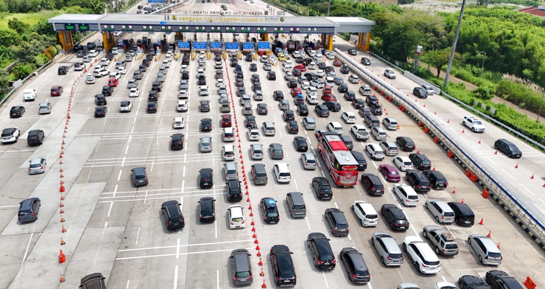 Antrian panjang mobil saat akan memasuki gerbang tol Cikampek saat periode mudik tahun lalu.
