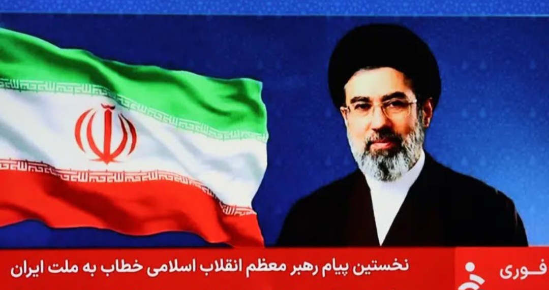 Foto pemimpin tertinggi Iran, Ayatollah Mojtaba Khamenei, yang ditampilkan di Televisi Negara Iran.