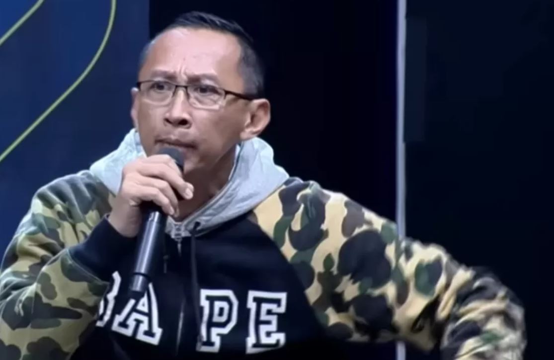 Abu Janda alias Permadi Arya, influencer viral yang diusir dari acara debat Aiman Wicaksono.