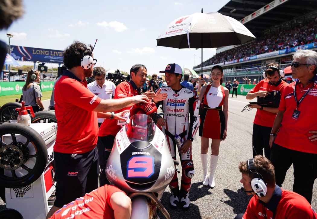 Pembalap Honda Team Asia, Veda Ega Pratama, sesaat jelang balapan Moto3 Thailand di Sirkuit Buriram.