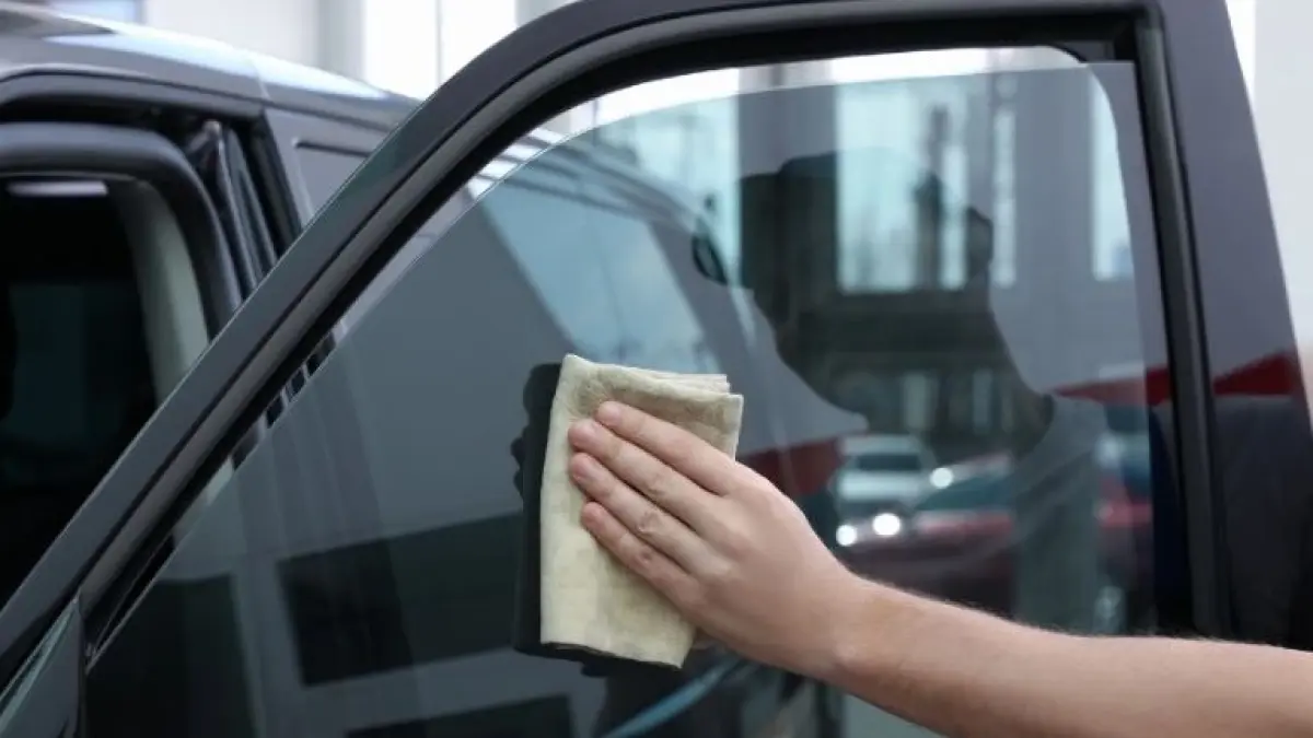 Cara mudah membersihkan kaca mobil pakai bahan di rumah.