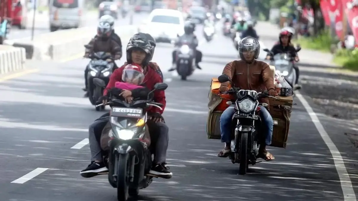 Ilustrasi pemudik motor. (HARITSAH ALMUDATSIR/JAWA POS)