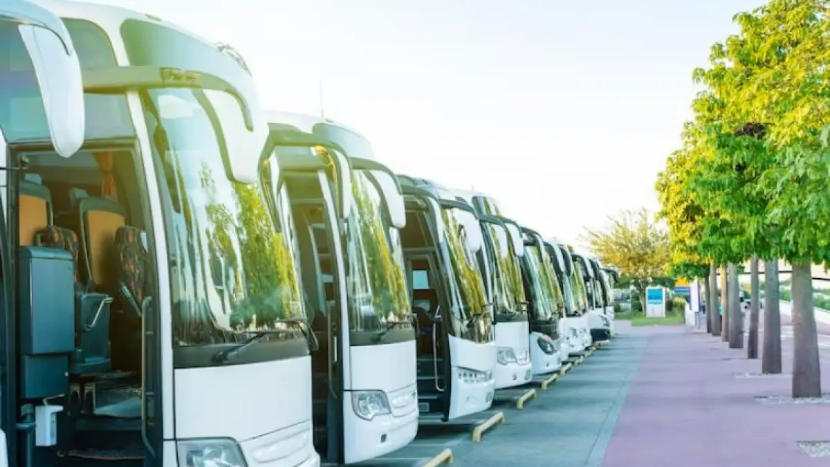 Ilustrasi rental bus Madiun ke Solo. (freepik)