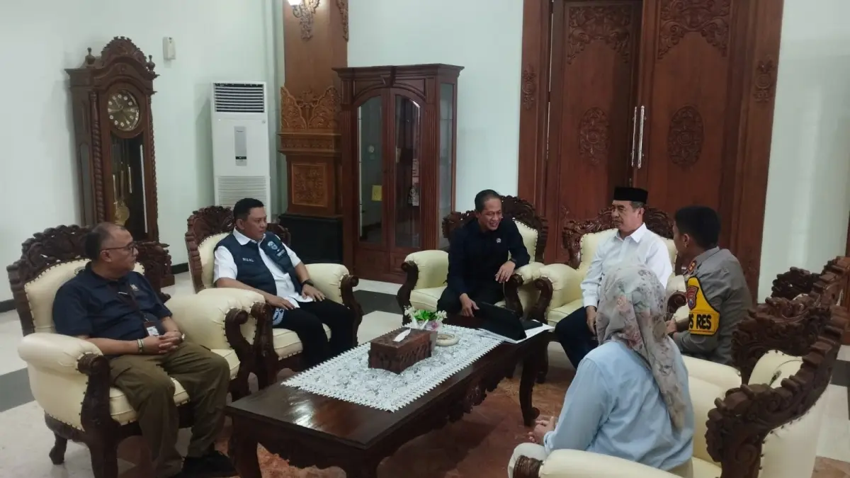 Menteri LH Hanif Faisol Nurofiq bertemu Bupati Madiun saat kunjungan kerja di Pendopo Muda Graha. LODITYA FERNANDES/RADAR MADIUN