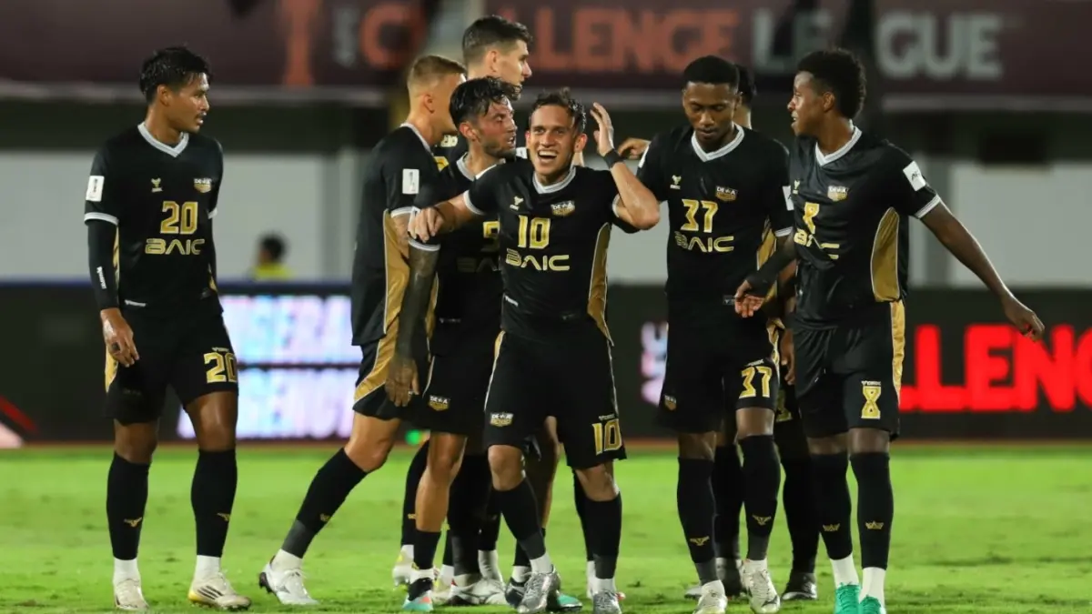 Para pemain Dewa United merayakan gol. (JAWA POS)