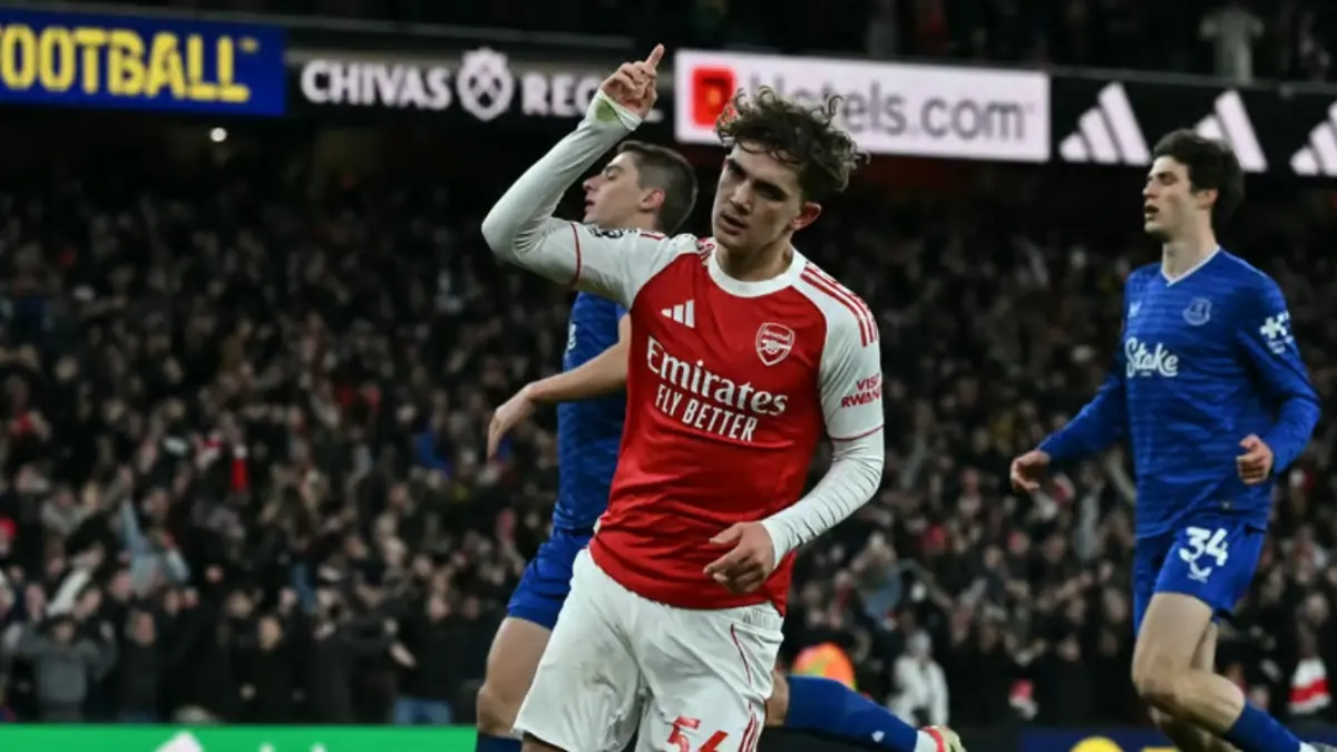 Pemain muda Arsenal, Max Dowman, memecahkan rekor sebagai pencetak gol termua Premier League di usia 16 tahun, dalam laga Arsenal vs Everton, Minggu (15/3). (EVENING STANDARD)