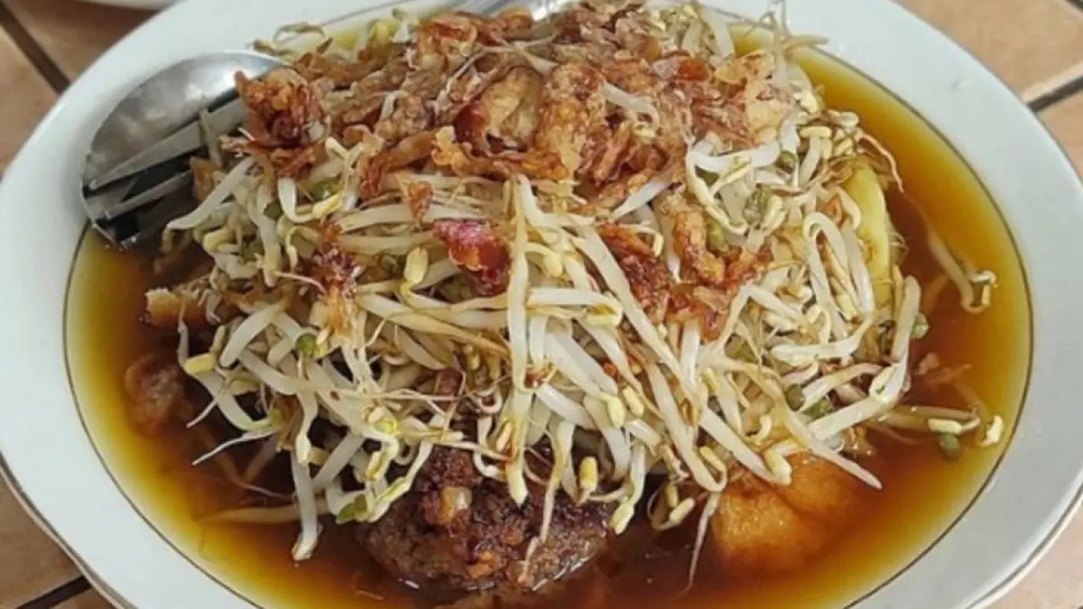 Ilustrasi lontong balap khas Surabaya. (jawapos.com)