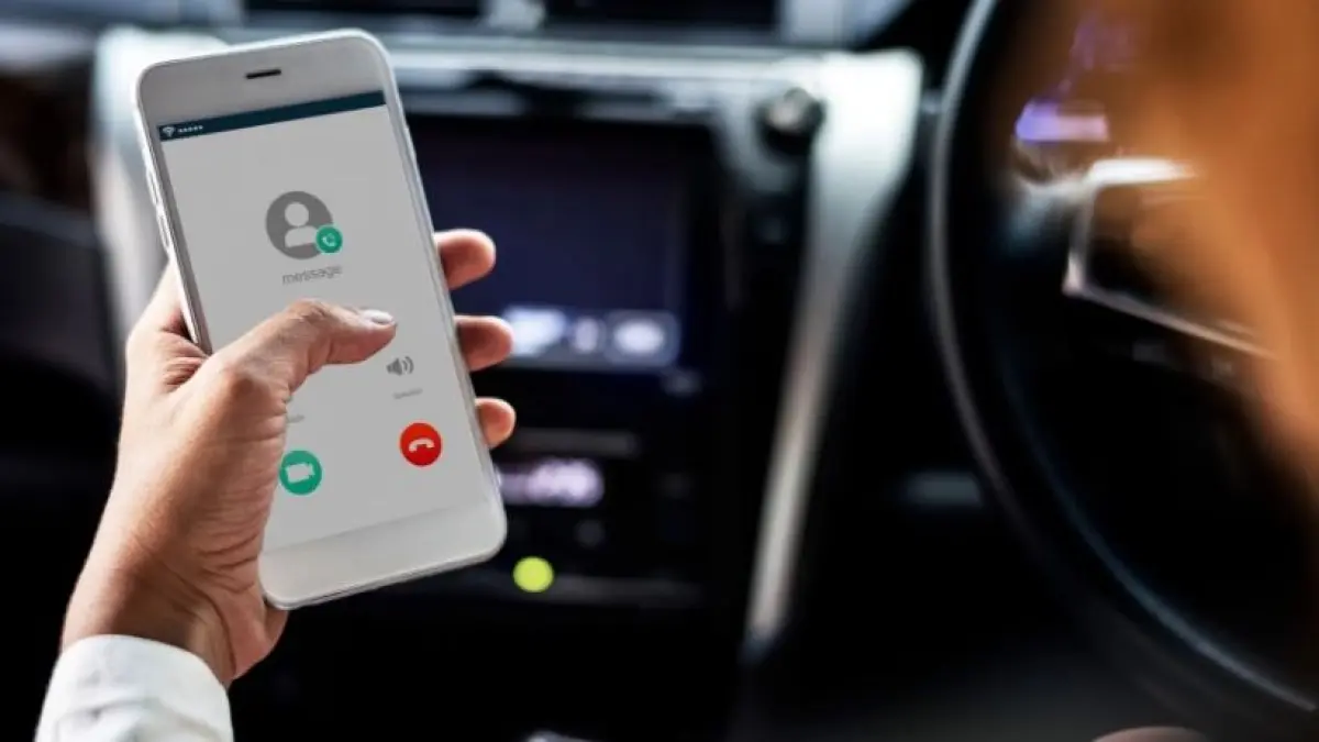 Ilustrasi pemudik menghubungi call center. (freepik)