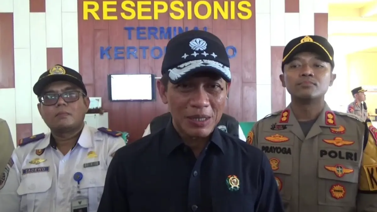 Menteri Lingkungan Hidup Hanif Faisol Nurofiq melakukan sidak di Terminal Tipe A Kertonegoro Ngawi. ASEP SYAEFUL/RADAR NGAWI